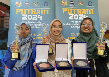 URUS SETIA pelajar dari Pusat Tamhidi USIM menunjukkan pingat dan piala anugerah khas Pertandingan Inovasi Inter Asasi Matrikulasi (PIITRAM) 2024 yang akan disampaikan kepada para penerima pada Sabtu ini.