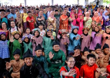 FADHLINA Sidek (tengah) dan Aminuddin pada majlis Hari Perpaduan Silang Budaya Dan Agihan Bantuan Awal Persekolahan (BAP) Peringkat Negeri Sembilan 2024 di Sekolah Menengah Kebangsaan (SMK) Nilai Impian, di Nilai, Seremban hari ini.-UTUSAN/MOHD. SHAHJEHAN MAAMIN.