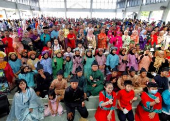 FADHLINA Sidek (tengah) dan Aminuddin pada majlis Hari Perpaduan Silang Budaya Dan Agihan Bantuan Awal Persekolahan (BAP) Peringkat Negeri Sembilan 2024 di Sekolah Menengah Kebangsaan (SMK) Nilai Impian, di Nilai, Seremban hari ini.-UTUSAN/MOHD. SHAHJEHAN MAAMIN.