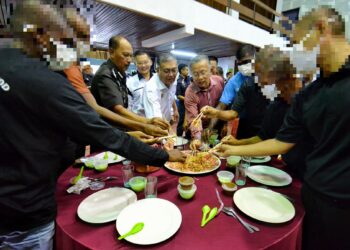 SHAMSUL Anuar Nasarah bersama sebahagian daripada OBB ketika hadir pada Majlis Perasmian Program PBSL dan Penyampaian Watikah Pelantikan Ahli Lembaga Hakim Pelawat Penjara Negeri Sembilan di Penjara Seremban hari ini.-UTUSAN/MOHD. SHAHJEHAN MAAMIN.