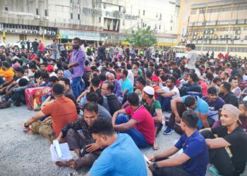 MOHAMAD Hatta Che Din (berdiri dua dari kiri) memeriksa warga asing dalam operasi bersepadu yang diadakan di pusat bandar Seremban, Negeri Sembilan.-UTUSAN/BADRUL HAFIZAN MAT ISA