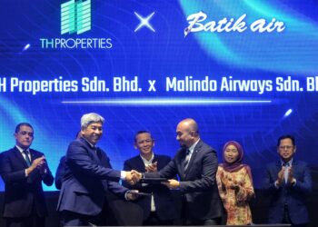 AMINUDDIN Harun (tengah) menyaksikan Majlis Menandatangani Perjanjian Jual Beli Pembelian Tanah di antara i antara pihak TH Properties Sdn. Bhd. dengan syarikat pelabur baharu di Seremban hari ini.-UTUSAN/MOHD. SHAHJEHAN MAAMIN.