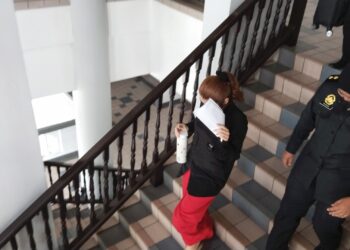 TERTUDUH dihadapkan ke Mahkamah Sesyen, Ayer Keroh, Melaka kerana menjual gula pasir lebih tinggi daripada harga kawalan. - UTUSAN/MUHAMMAD SHAHIZAM TAZALI