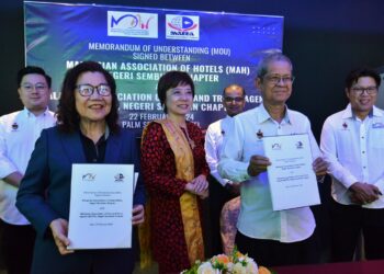 NICOLE Tan Lee Koon (tiga dari kiri) menyaksikan pertukaran dokumen di antara Haziz (dua dari kanan) dan Lee Fook Moi (dua dari kiri) pada Majlis Menandatangani MoU di antara pihak MAH Negeri Sembilan dan MATTA Negeri Sembilan di Seremban hari ini.