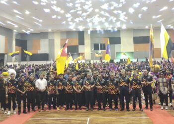 AMINUDDIN Harun (tengah) bergambar bersama pegawai dan mahasiswa pada Majlis Perasmian KARiSMA  2024 di Dewan Biduanda, UiTM Cawangan Negeri Sembilan, Kampus Rembau, Rembau malam tadi.-UTUSAN/NOR AINNA HAMZAH.