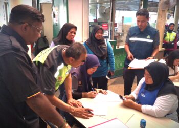 S. VEERAPAN (kiri) dan Nur Muhammad Bakhtir (dua dari kiri) turut menyertai operasi bersepadu Op RnR di RnR  Seremban, Lebuhraya Utara Selatan (Arah Utara) di Seremban hari ini.-UTUSAN/NUR SHARIEZA ISMAIL.