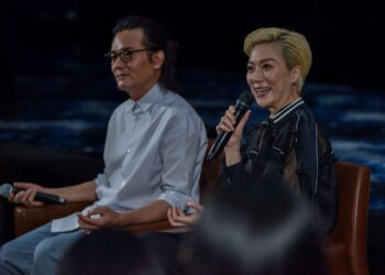 Maggie Cheung Ho-Yee bersama-sama pelakon, Gordon Lam mempromosikan filem baharu mereka, Rob N Roll di sini baru-baru ini. - M. FIRDAUS