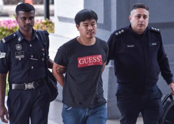 HASANG dibawa oleh pihak polis ke Mahkamah Majistret Kuala Lumpur bagi menghadapi pertuduhan membunuh rakan warganegara Myanmar. UTUSAN/M. FIRDAUS M. JOHARI