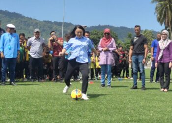 HANNAH Yeoh menendang bola sebagai gimik perasmian pada Majlis Penyerahan Padang Bola Sepak Sintetik di Kampung Kumpulan, Ulu Melaka di Langkawi.