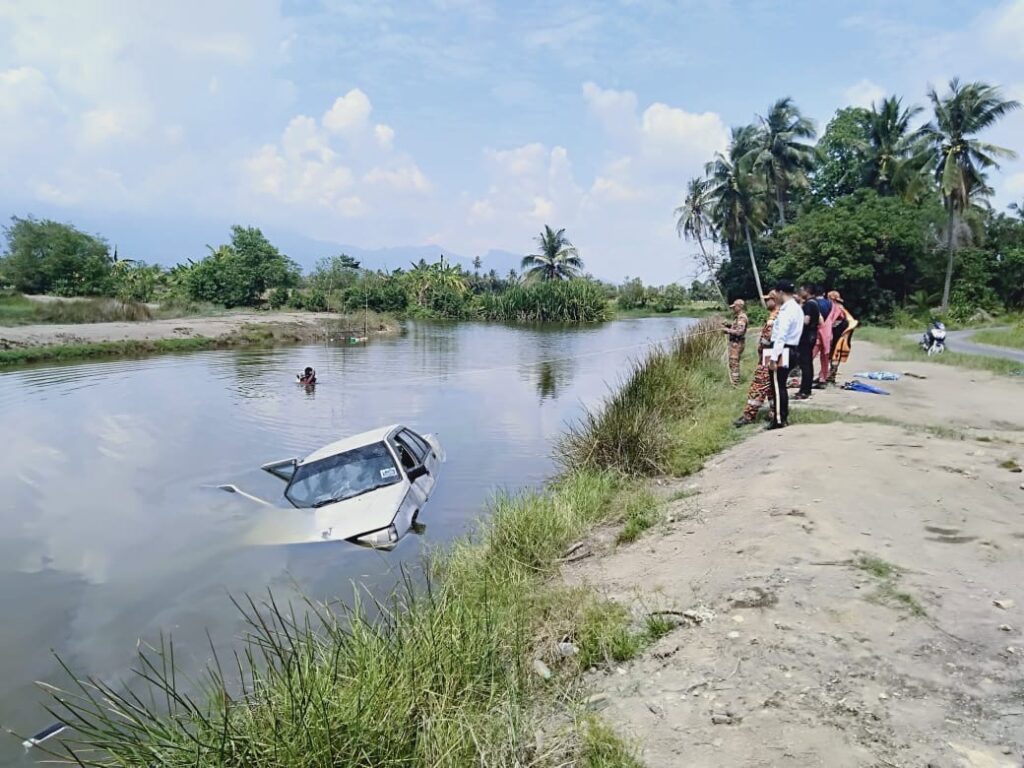 Pemandu OKU nyaris maut kereta terjunam dalam sungai Pemandu OKU nyaris maut kereta terjunam dalam sungai
