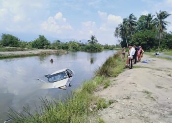 KENDERAAN dinaiki mangsa yang hampir tenggelam setelah terbabas ke dalam Sungai Terus di Kampung Tandop Segantang Garam, Merbok.