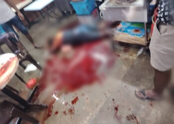 MAYAT mangsa yang berlumuran darah akibat ditetak dua suspek lelaki yang membunuhnya di dalam sebuah kedai kopi di Padang Serai, Kulim.