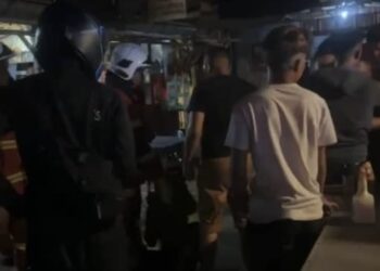 LELAKI yang ditahan orang ramai selepas mengaku membakar dua bengkel di Taman Keladi, Sungai Petani.