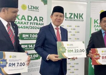 NORIZAN Khazali (tengah) menunjukkan kadar zakat fitrah yang ditetapkan tahun ini di Kedah.