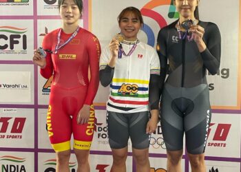 Dua pingat emas menerusi acara keirin dan ujian masa 500 meter (m) menjadikan Izzah Izzati Mohd Asri (tengah) sebagai pelumba wanita negara membawa pulang dua pingat emas daripada ACC sejak saingan ini diadakan pada 1963. - AGENSI