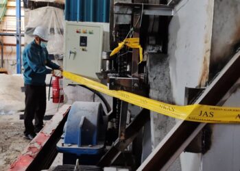 KAKITANGAN JAS mengenakan tindakan penahanan operasi kelengkapan terhadap sebuah kilang yang menjalankan aktiviti pembungkusan bahan kimia di Kawasan Perindustrian Sungai Petani., Kedah, hari ini,