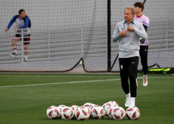 JURGEN Klinsmann berkemungkinan besar dipecat sebagai jurulatih Korea Selatan susulan persembahan hambar di Piala Asia 2023 dan isu pergaduhan melibatkan pemain-pemainnya. – AFP