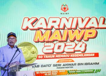 Anwar Ibrahim ketika menyampaikan ucapan pada Majlis Perasmian Karnival MAIWP 2024 sempena Ulang Tahun ke-50 MAIWP di Taman Tasik Titiwangsa, Kuala Lumpur  hari ini. -FOTO/MUHAMAD IQBAL ROSLI