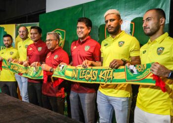 KHAMAL Idris Ali (tiga dari kanan) meletak jawatan sebagai CEO Kedah Darul Aman FC.