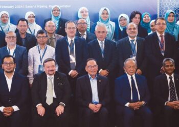 ANWAR Ibrahim (duduk, tengah) dan tetamu kenamaan bergambar 
selepas merasmikan Persidangan Antarabangsa Ekonomi Kewangan 
Islam Ke-15 di Sasana Kijang Bank Negara Malaysia di Kuala Lumpur, 
semalam. – UTUSAN/FAUZI BAHARUDIN