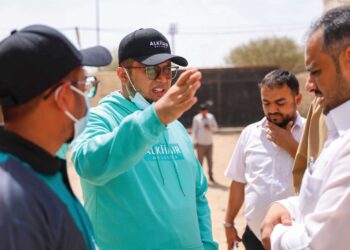 MUHD. Luqmanul Hakim (dua, kiri) bertemu dengan salah seorang kakitangan perubatan ketika melawat beberapa kawasan dan kem pelarian di Marib, Yaman, baru-baru ini.