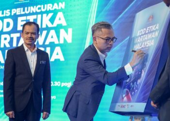 FAHMI Fadzil ketika gimik Peluncuran Kod Etika Wartawan Malaysia di Kementerian Komunikasi, Putrajaya. - UTUSAN/FAISOL MUSTAFA