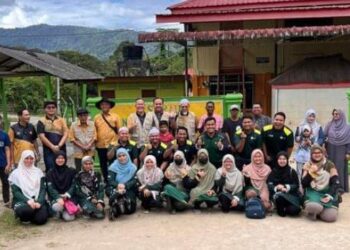SEBAHAGIAN daripada peserta, termasuk kakitangan LZNK dan UUM bergambar kenangan sempena Program Kaji Selidik Sosio Budaya dan Agama Masyarakat Orang Asli Kensiu 2024 di Kampung Ulu Legong, Baling, Kedah, baru-baru ini. – UTUSAN/ABD. RAZAK OSMAN
