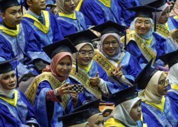 APABILA tenaga kerja berkembang, graduan perlu memanfaatkan nilai manusiawi mereka secara maksimum sebagai prasyarat untuk kekal relevan di alam kerjaya.