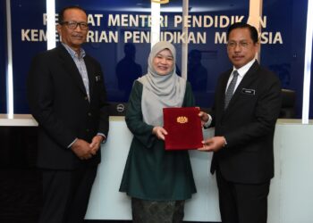 FADHLINA Sidek bersama Azman Adnan yang dilantik sebagai Ketua Pengarah Pendidikan baharu.