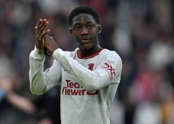 KOBBIE Mainoo menjaringkan gol kemenangan Manchester United ketika perlawanan terikat 3-3 dengan Wolves dalam saingan Liga Perdana Inggeris, semalam. - AFP