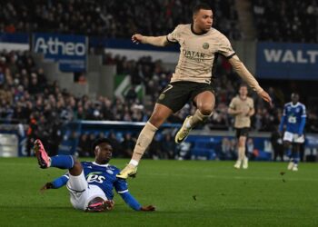 PEMAIN Strasbourg, Abakar Sylla gagal menghalang Kylian Mbappe dalam saingan Ligue 1, kelmarin. - AFP