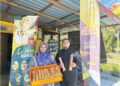 MUHAMMAD Syukri Hassan bersama ibunya, Norela Abdul Rahim menunjukkan bahulu gulung yang mendapat permintaan pelanggan di Kampung Haji Dorani, Sungai Besar, Selangor.