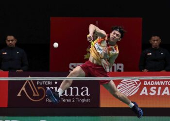 Malaysia mengutip mata pertama menerusi Lee Zii Jia yang melakar kemenangan straight set ke atas Kenta Nishimoto 21-18, 21-15 di Shah Alam, semalam. - UTUSAN/AMIR KHALID