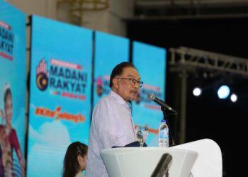 ANWAR Ibrahim ketika berucap pada majlis Penutup Program Madani Rakyat 2024 Zon Tengah di Kompleks Sukan Kuala Selangor semalam. – UTUSAN/AMIR KHALID