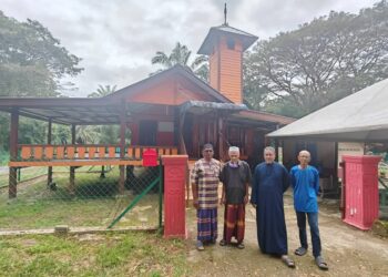 HASMANIZAM Osman (dua, kanan) bersama penduduk di hadapan Masjid Lama Kuala Gali yang masih tersergam indah di Kampung Kuala Gali di Raub, Pahang. - UTUSAN/NORFARHIZA MOHD. ATAR