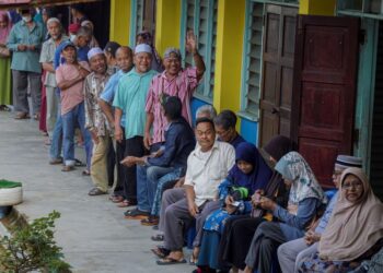 SKIM pencen persaraan memberi peluang kepada bekas penjawat awam meneruskan kelangsungan hidup selepas bersara.-UTUSAN/FARIZ RUSODIO