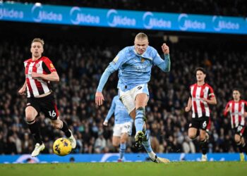 ERLING Haaland terus menutup mulut pengkritiknya dengan meledak gol kemenangan ketika menewaskan Brentford, Rabu lalu. - AFP