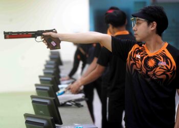 Johnathan Wong Guanjie gigih menjalani latihan di Lapang Sasar Menembak, Gimnasium 3, Majlis Sukan Negara (MSN) di Bukit Jalil, semalam sebagai persiapan ke Sukan Olimpik Paris 2024. – UTUSAN/FAUZI BAHARUDIN