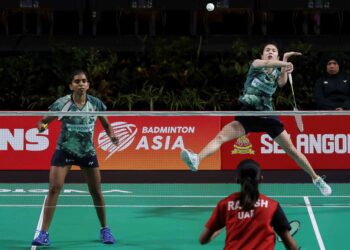 PEARLY Tan melakukan smash ketika berpasangan dengan M. Thinaah menentang lawan dari Emeriah Arab Bersatu (UAE) Rajesh Nayonika dan Sundarapandian Madhumitha dalam  Kejohanan Badminton Berpasukan Asia 2024 di Shah Alam, semalam. Pasangan negara menang 21-4, 21-5. - UTUSAN/AMIR KHALID