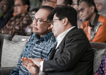 Ketua Peseuruhjaya SPRM, Tan Sri Azam Baki mengatakan sesuatu kepada Perdana Menteri, Datuk Seri Anwar Ibrahim pada Majlis Perasmian Sidang Kemuncak Pencegahan Rasuah Kebangsaan (NAC Summit) 2024 di Hotel Berjaya Times Square di sini, hari ini. Gambar; MUHAMAD IQBAL ROSLI/Pemberita; FITRI (UTUSAN), ALWANI (KOSMO)