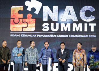 Perdana Menteri, Datuk Seri Anwar Ibrahim bersama Menteri Sumber Manusia, Steven Sim Chee keong (tiga dari kiri) dan Ketua Pesuruhjaya SPRM, Tan Sri Azam Baki (tiga dari kanan) selepas menyempurnakan perasmian Sidang Kemuncak Pencegahan Rasuah Kebangsaan (NAC Summit) 2024 di Hotel Berjaya Times Square di sini, hari ini. Gambar; MUHAMAD IQBAL ROSLI/Pemberita; FITRI (UTUSAN), ALWANI (KOSMO)