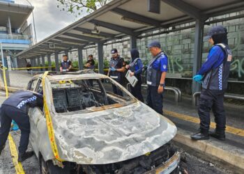 SEPASUKAN polis memeriksa kerena bantuan polis yang dibakar seorang lelaki di Stesen MRT Mutiara Damansara, hari ini.