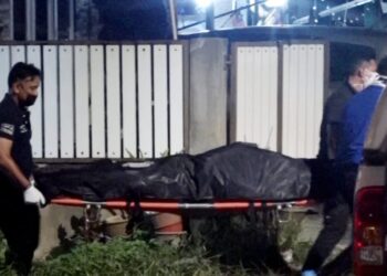 ANGGOTA polis mengangkat mayat Abdul Rahim Singh Abdullah yang ditemukan mati di dalam rumahnya di Taman Permint Perdana, Kampung Seberang Takir, Kuala Nerus, malam tadi. - UTUSAN/TENGKU DANISH BAHRI TENGKU YUSOFF