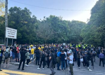 SERAMAI 50 peserta #Reformasi100Peratus berhimpun di Tugu Negara bagi berarak ke Parlimen hari ini.