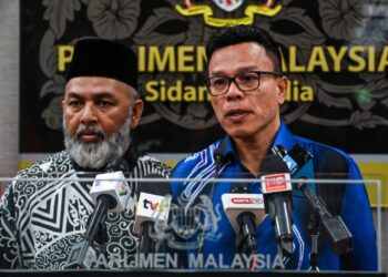 SYED Abu Hussin (kiri) dan Mohd. Azizi dalam sidang akhbar secara bersama di pusat media Parlimen hari ini. - JABATAN PENERANGAN