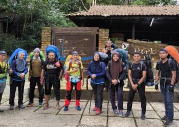 ARWAH Zahalita Othman (enam, kiri) bersama rakan pendaki sebelum memulakan pendakian ke Gunung Tahan pada 1 Februari lalu di Kuala Tahan di Jerantut, Pahang.