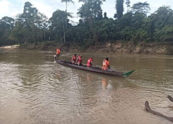 ANGGOTA bomba dan penduduk sedang berusaha mencari mangsa selepas menerima maklumat kejadian di Kampung Kuala Sat, Ulu Tembeling di Jerantut, Pahang. - FOTO/IHSAN PENDUDUK KUALA SAT