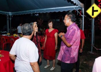 ABDUL RAHMAN Mohamad (kanan) beramah mesra dengan sebuah keluarga Tionghoa ketika menyertai sambutan Tahun Baharu Cina 2024 di pekan Benta di Lipis, Pahang. - FOTO/HARIS FADILAH AHMAD