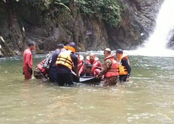 ANGGOTA polis dan bomba mengangkat mayat mangsa lemas, Muhamad Hafiz Khairul Azmi di Lata Hammer di Bentong, Pahang. - FOTO/IPD BENTONG