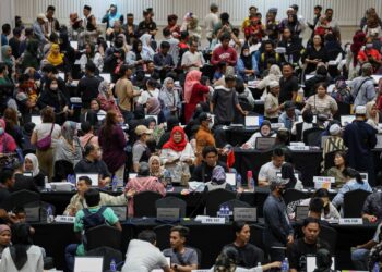Sebahagian daripada rakyat Indonesia di Malaysia mengundi pada Pemilihan Umum 2024 dan Pilihan Raya Presiden 2024 di Pusat Dagangan Dunia Kuala Lumpur (WTC) semalam. - UTUSAN/FARIZ RUSADIO